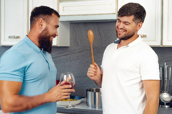 Feliz casal homossexual preparar comida juntos na cozinha — Fotografia de Stock