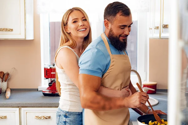 Casal apaixonado preparando refeição juntos na cozinha — Fotografia de Stock