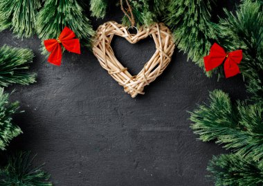 Ağaçların dalları tahtadan bir kalple kaplanmış