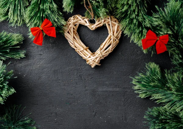 Ağaçların dalları tahtadan bir kalple kaplanmış