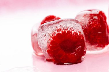 Pembe arkaplanda ahududu buzları