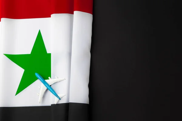 シリアの国旗の上に小さなおもちゃの飛行機 — ストック写真