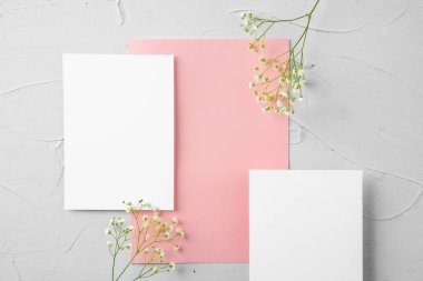 Pembe bir kağıdın üst görünümü ve kopyalama alanı olan çiçekler