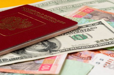 Yığınla parayla Rus pasaportu. Yakın plan.