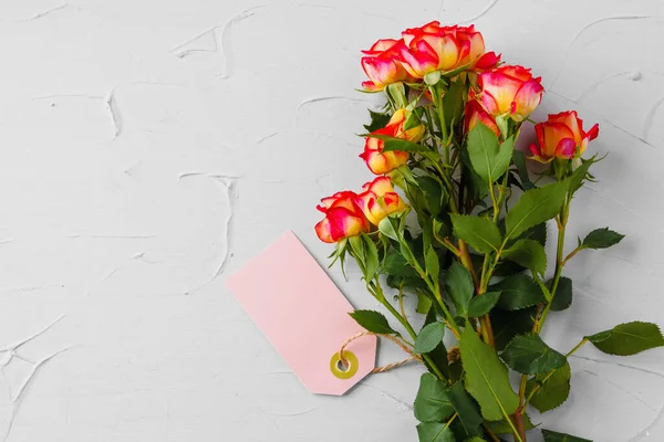 Flores e papel branco tag. Enviando flores — Fotografia de Stock