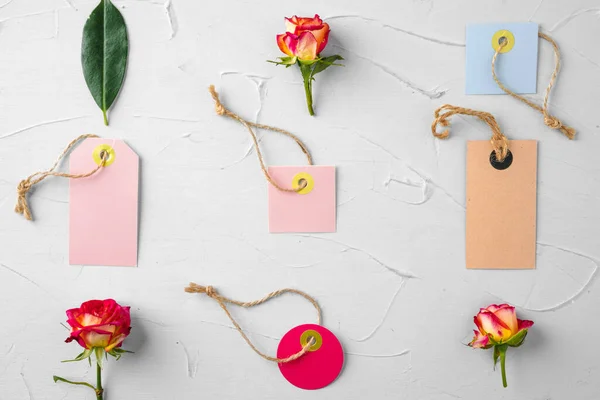 Flores y etiqueta de papel en blanco. Envío de flores — Foto de Stock