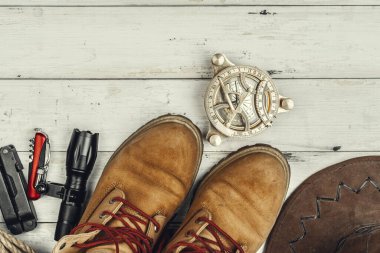 Yürüyüş botları, pusula ve bıçak. Yürüyüş ekipmanları.