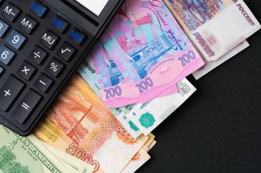 Yığınla para, üç Amerikan Doları, Rus Rublesi ve Ukrayna Hrivniası.