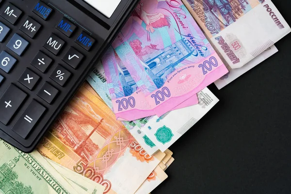 Pilha de dinheiro de perto, três dólares americanos, rublos russos e hryvnias ucranianas — Fotografia de Stock