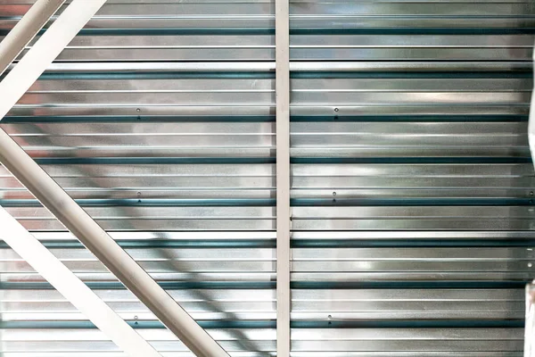 Graue Wellblechwand eines Industriegebäudes — Stockfoto