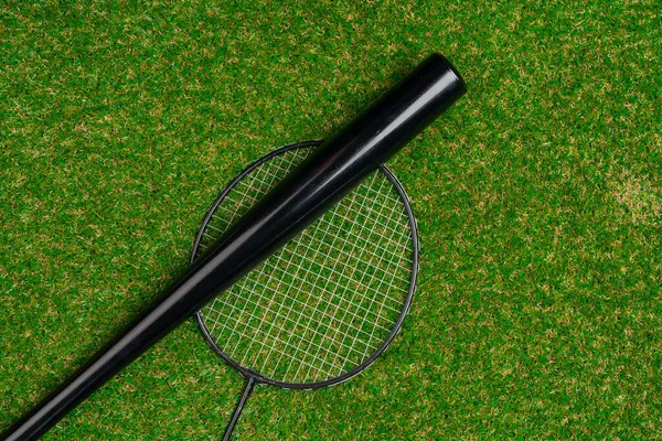 Бейсбольная бита и бадминтон на траве, вид сверху — стоковое фото