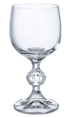 Beyaz arka planda izole edilmiş boş şarap kadehi