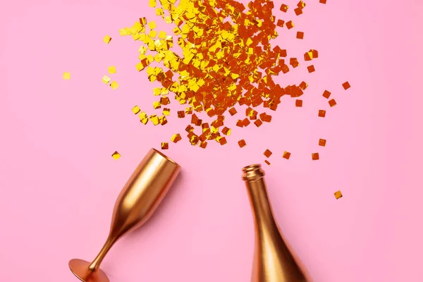 Bouteille de champagne avec confettis plat vue du dessus — Photo