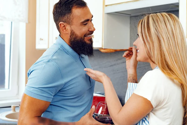 Couple in love preparing meal together in kitchen — Stock Photo, Image
