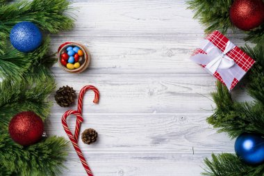 Şeker kamışları ve Noel mücevherleri ile şenlikli bir arka plan