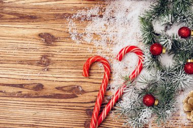 Köknar ağacı dalları, kar ve şeker kamışları ile kış festivali arka planı