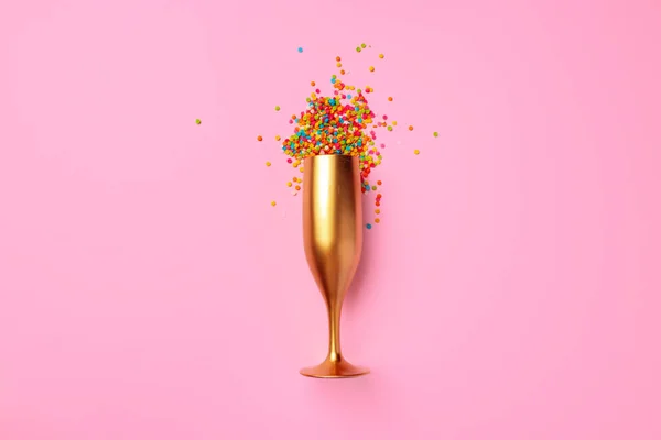 Szklanka szampana z confetti płaskie lay widok góry — Zdjęcie stockowe