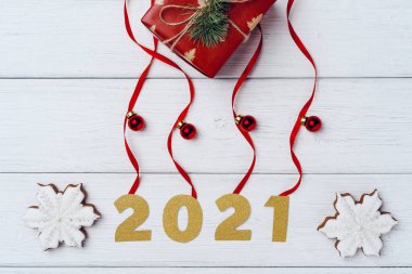 Küçük Noel hediyeleri ve beyaz tahta üzerinde kırmızı mücevherler.