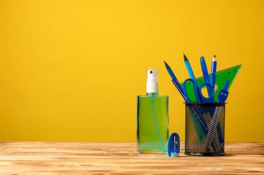 Okul kırtasiyesi ve el dezenfektanı. Coronavirüs salgını devam ederken okul konseptine dönelim.