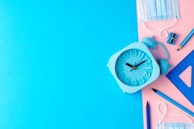 Okul eşyaları ve tıbbi maske.