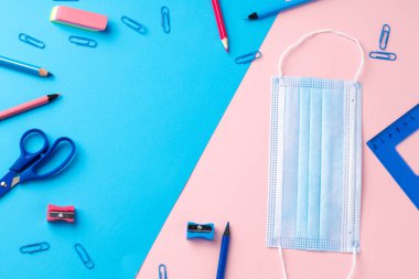 Okul eşyaları ve tıbbi maske.