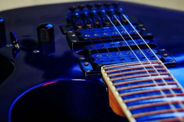 Cuerpo de guitarra eléctrica en la oscuridad de cerca —  Fotos de Stock
