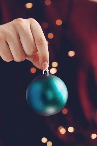 Žena ruka drží vánoční míč zblízka — Stock fotografie