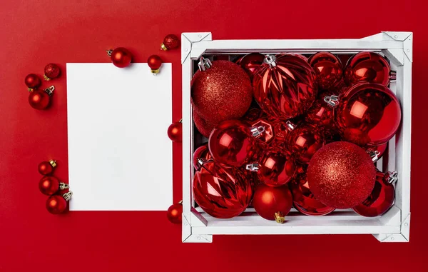 Röda julgranskulor med tom sida mock up för gratulationskort — Stockfoto