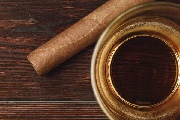 Glas Whiskey und Zigarren auf Holztisch — Stockfoto