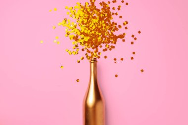 Konfetili şampanya şişesi düz bir manzarada duruyordu.