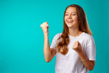 Mutlu, heyecanlı genç kadın başarısını kutluyor.