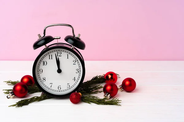目覚まし時計とクリスマスと新年のカウントダウンコンセプト — ストック写真