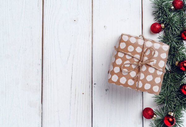 Белый деревянный фон с хвойными ветвями и рождественскими украшениями