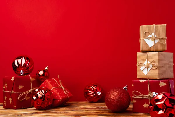Karácsonyi ajándék dobozok ellen piros háttér elölnézet — Stock Fotó