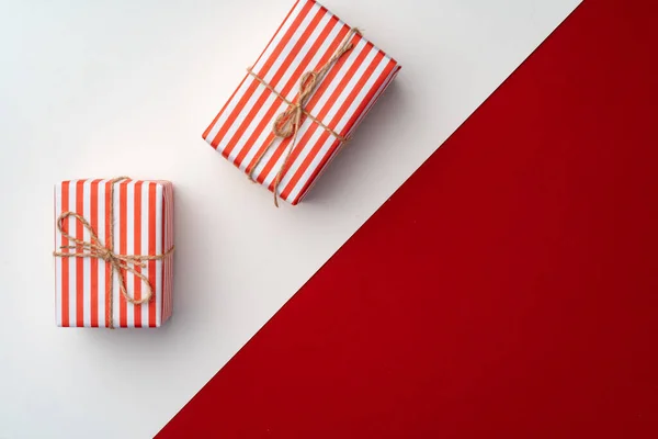 Composição vermelha e branca bonita com presentes de Natal — Fotografia de Stock