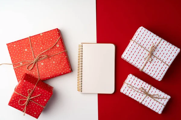 Hermosa composición roja y blanca con regalos de Navidad —  Fotos de Stock