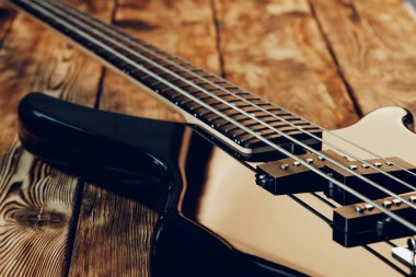 Elektro gitar klavyesinin fotoğrafını kapat