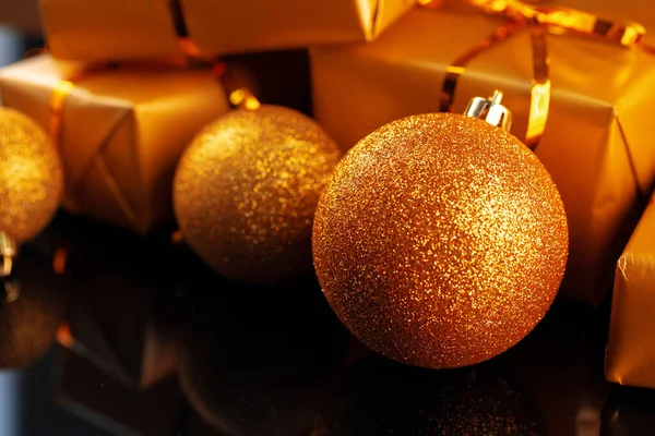Altın ambalajlı Noel hediyeleri masaya yakın. — Stok fotoğraf