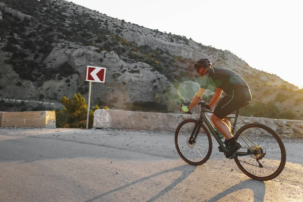 Atleta ciclistico sportivo uomo cavalcando su strada costiera — Foto Stock