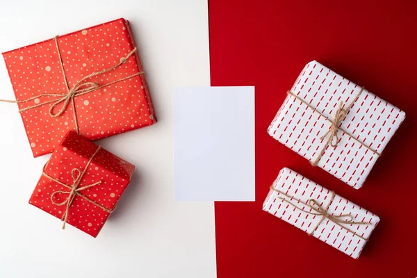 Composição vermelha e branca bonita com presentes de Natal — Fotografia de Stock