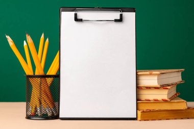 Kopya alanı ve okul malzemeleriyle boş pano