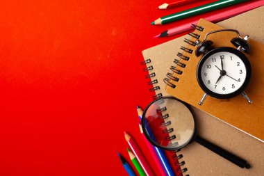 Okula geri dönme zamanı geldi. Kırtasiye ve alarm saati