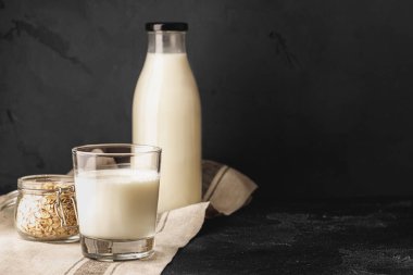 Şişe ve bir bardak süt, önden.