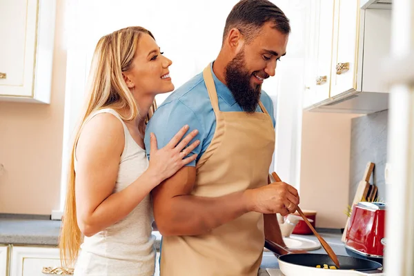 Jovem casal amoroso cozinhar juntos na cozinha — Fotografia de Stock