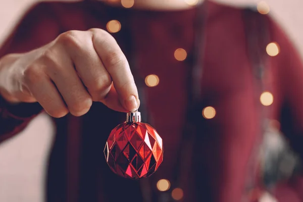 Mano femenina sosteniendo una bola de Navidad de cerca — Foto de Stock