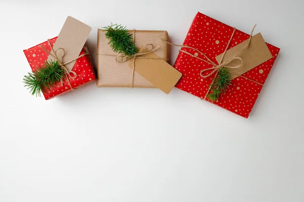 Karácsonyi ajándékok papír címke felső nézet — Stock Fotó