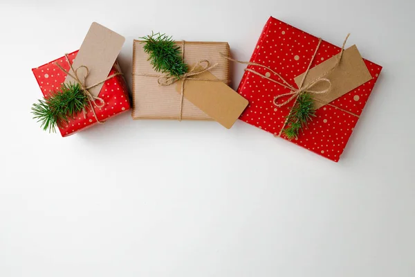 Regali di Natale con cartellino di carta vista dall'alto — Foto Stock