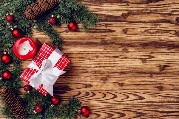 Fond de Noël avec décorations sur panneau en bois brun — Photo