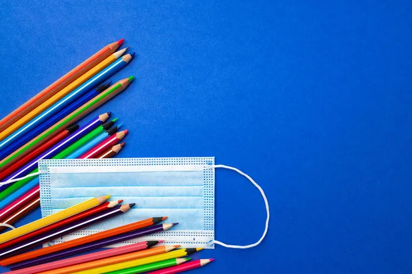 화려 한 연필과 의료용 마스크. 세계적 인 교육 개념 — 스톡 사진