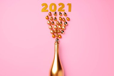 Düz kompozisyon, altın şampanya şişesi ve Noel topları.